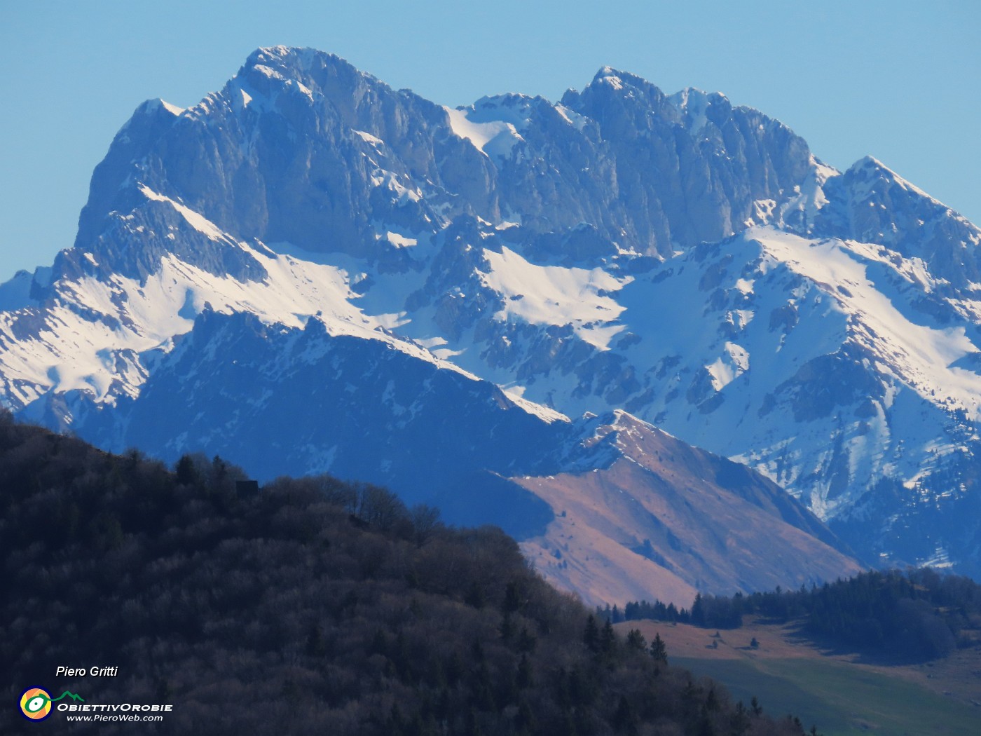 33 Dalla cima della Corna Bianca maxi zoom in Presolana .JPG